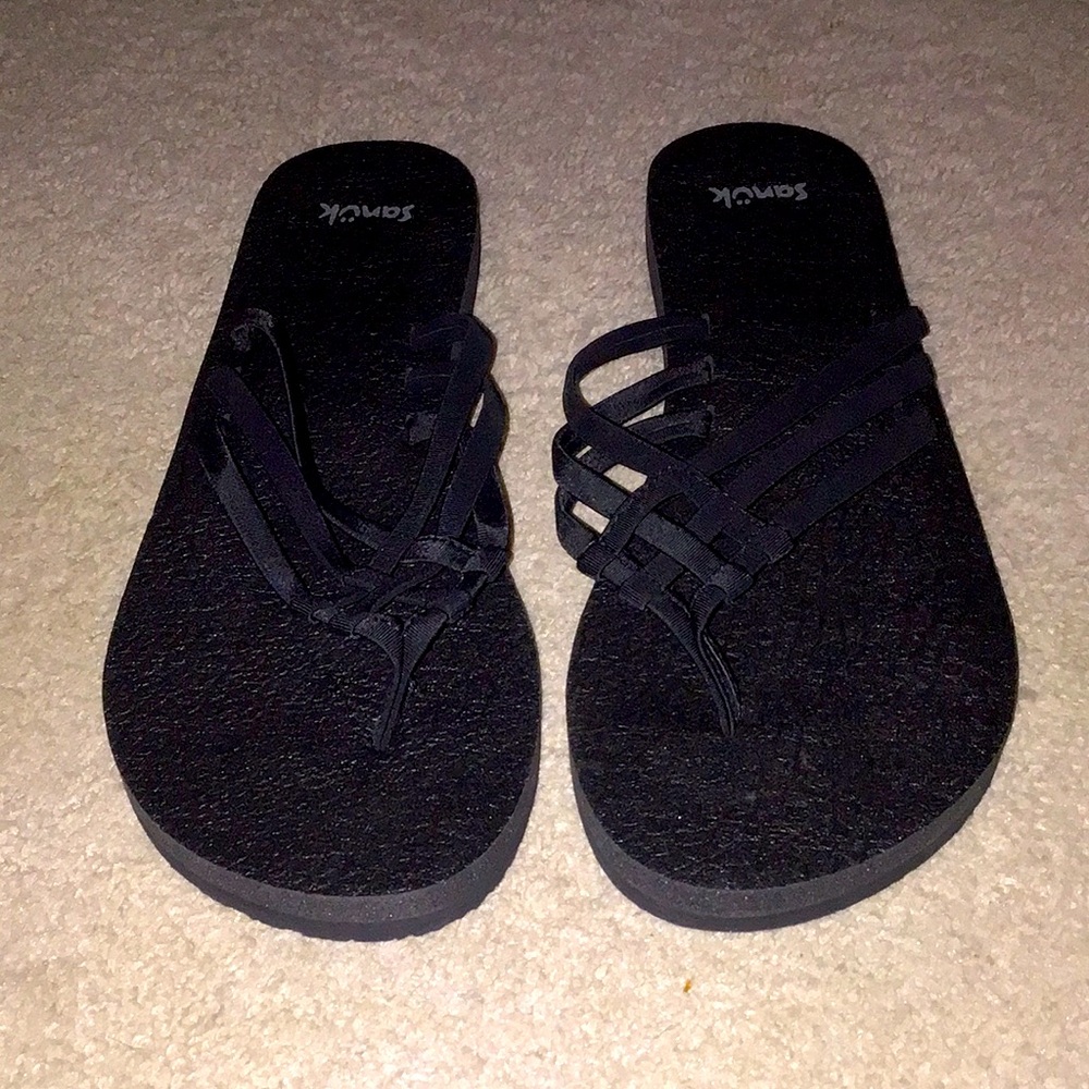 Sanuk flip flops sandals